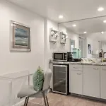 Chic La Jolla Studio Steps To Ocean & Dining