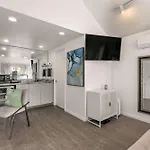 Chic La Jolla Studio Steps To Ocean & Dining